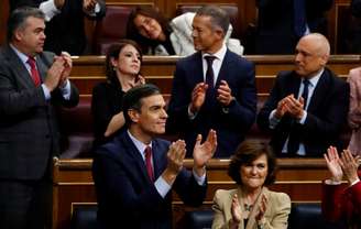 Sánchez aplaude juntamente com outros parlamentares após ser confirmado primeiro-ministro em votação
07/01/2020
REUTERS/Stringer
