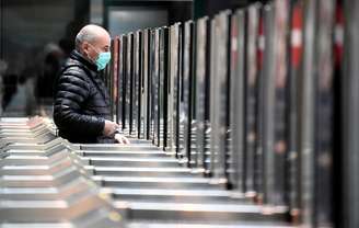 Homem de máscara em estação de metrô de Milão
25/02/2020
REUTERS/Flavio Lo Scalzo