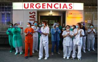 Equipe médica recebe aplausos da população em frente a hospital de Madri