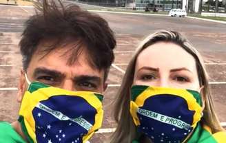 Guilherme de Pádua com a esposa durante ato pró-Bolsonaro em Brasilia, em 2020