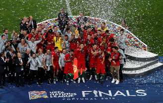 Seleção de Portugal comemora conquista da edição de 2019 da Liga das Nações
09/06/2019
REUTERS/Susana Vera