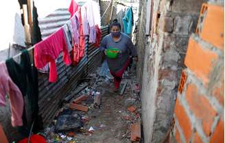 Mulher volta para casa após receber vasilha de sopa durante a pandemia de Covid-19 em Villa Azul, nos arredores de Buenos Aires
29/07/2020 REUTERS/Agustin Marcarian