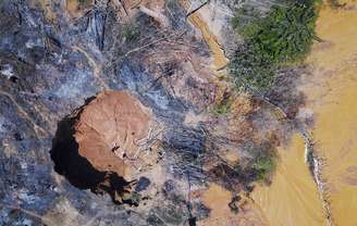 Vista aérea de garimpo na Amazônia
02/08/2017 REUTERS/Nacho Doce