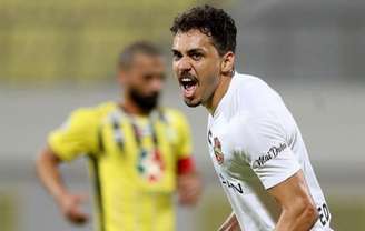 Carlos Eduardo marcou seu primeiro gol com a camia do Shabab Al Ahli (Foto: Divulgação/Shabab Al Ahli)