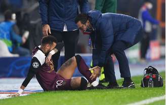 Neymar recebe atendimento médico em partida do PSG
28/10/2020
REUTERS/Ozan Kose