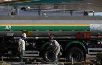 Caminhão-tanque descarrega combustível em posto em Porto Alegre (RS) 
29/05/2018
REUTERS/Diego Vara