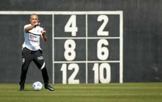 Sylvinho orienta treinamento do Corinthians neste sábado no CT Joaquim Grava