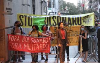 Manifestantes protestam contra o presidente brasileiro Jair Bolsonaro (sem partido) em frente ao Hotel Intercontinental Barclay, em Nova York