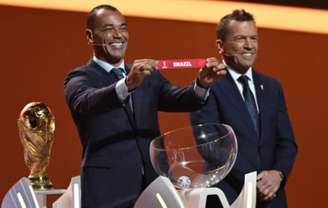 Cafu foi um dos representantes do sorteio da Copa do Mundo de 2022 (Foto: FRANÇOIS-XAVIER MARIT / AFP)