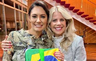 Karina Bacchi posa com Michelle Bolsonaro em culto no Palácio do Planalto