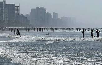 Mar agitado tomba balsa com fogos de artifício em Praia Grande, litoral de SP; queima é cancelada