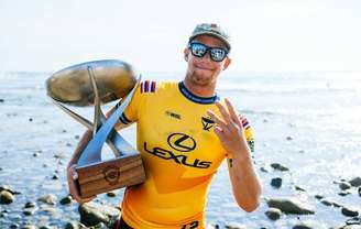 John John Florence comemora vitória na WSL. 