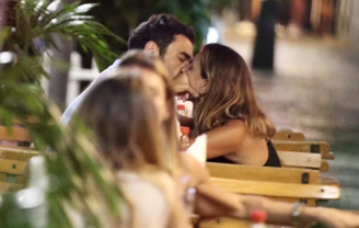 Caio Blat é flagrado aos beijos após separação