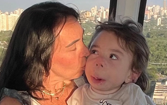 Jorginho ao lado da mãe Taiana