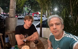Alexandre Vesper e Edson Fieschi em um bar