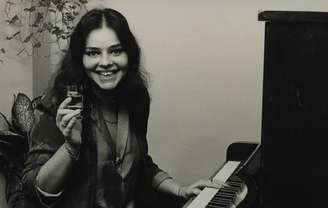 Angela Ro Ro ficou conhecida pela voz rouca inconfundível, que lhe rendeu o apelido “Ro Ro” ainda na infância