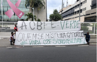 Torcedores do Flamengo protestaram na porta da CBF