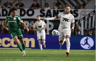 Santos e Palmeiras fazem um clássico quente na Vila Belmiro.