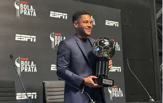 Vitor Roque foi um dos premiados do Brasileirão