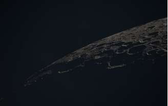 Artemis II passou perto da superfície lunar e astronautas puderam ver o lado oculto, que não é possível de ser visto da Terra