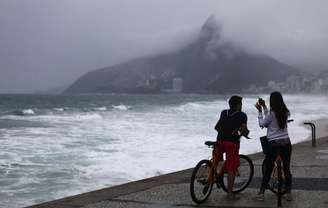 Foto ilustrativa. Maré alta e ondas fortes na praia de Ipanema.
