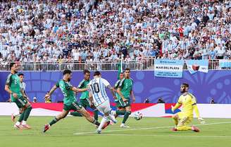 Lionel Messi em jogada pela Argentina contra a Argélia na Copa do Mundo