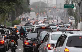 Na foto, movimentação de carros em ruas de São Paulo.