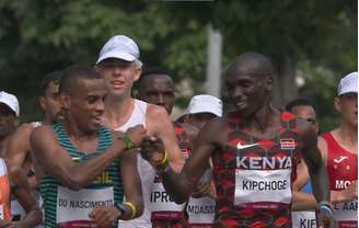 Daniel Nascimento, o Danielzinho, cumprimente Eliud Kipchoge, lenda queniana do atletismo, durante os Jogos Olímpicos de Tóquio.