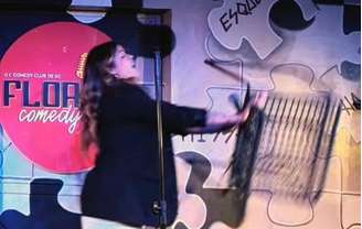 Fernanda Arantes é atacada com cadeirada durante show