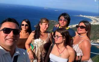 Victor posa com familiares no Cristo Redentor
