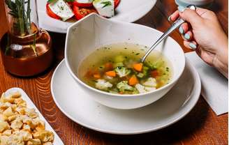 Tomar sopa quando a temperatura cai já é um hábito entre os brasileiros: praticidade e sabor