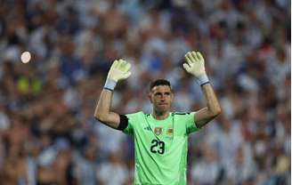 Emiliano Martínez durante confronto com a Suíça na Copa do Mundo.