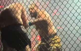Callum Bisping foi nocauteado por John McCain.