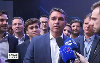 Flávio Bolsonaro (PL) em entrevista após o debate contra Lula (PT) na Band, neste domingo, 18
