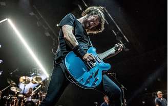 Dave Grohl tocando guitarra em show do Foo Fighters em Nova York