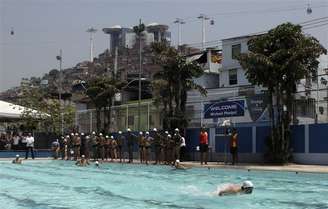 Michael Phelps ensina natação para jovens carentes de uma comunidade do Complexo do Alemão, no Rio. 30/10/2012