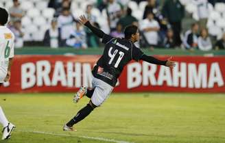 Romário fez o primeiro gol da virada da equipe cruz-maltina no Couto Pereira