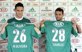 <p>Marcelo Oliveira e Charles exibem camisa do Palmeiras após receberem recado de Paulo Nobre</p>