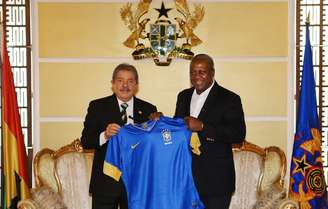 Lula presenteou o presidente de Gana com uma camisa da seleção brasileira de futebol