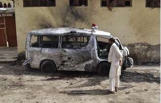 Autoridade observa veículo destruído em atentado em Quetta