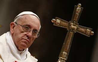 <p>Papa Francisco contempla o público durante celebração de uma missa na Basílica de São Pedro, no Vaticano</p>