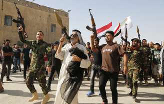 <p>Milhares de pessoas atenderam ao apelo do clérigo xiita mais influente do Iraque para pegar em armas e defender o país contra a insurgência</p>