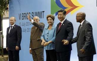 <p>Presidente da Rússia, Vladimir Putin (da esquerda para a direita), premiê da Índia, Narendra Modi, presidente Dilma Rousseff e presidentes Xi Jinping (China) e Jacob Zuma (África do Sul) durante cúpula do Brics em Fortaleza </p>