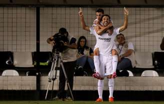 <p>Rildo comemora com Thiago Ribeiro o segundo gol do Santos</p>