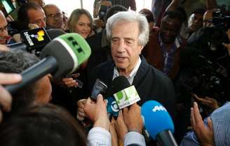 <p>O candidato &agrave; Presid&ecirc;ncia do Uruguai Tabar&eacute; V&aacute;zquez, da Frente Ampla, fala &agrave; imprensa ap&oacute;s votar em Montevid&eacute;u no fim de outubro</p>