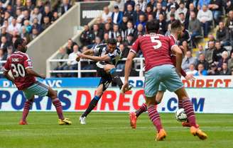 Gutiérrez chuta para fazer o segundo gol do Newcastle diante do West Ham