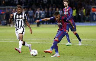 Neymar completa para fazer o gol que selou título do Barcelona