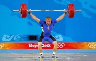 Andrei Rybakou, prata na categoria até 85kg do levantamento de peso, perderá sua medalha(Foto: AFP)