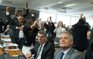  Oposição comemora a vitória na comissão de assuntos sociais durante a votação a reforma trabalhista