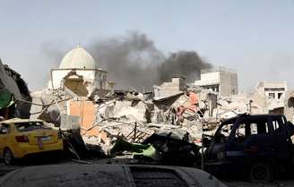 Fumaça é avistada das ruínas da mesquita de al-Nuti, em Mosul, após ação do exército iraquiano.